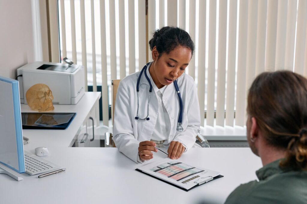 Consulto medico tra un uomo e una dottoressa, valutazione delle opzioni per il trattamento della disfunzione erettile.