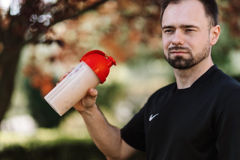 uomo con il shake
