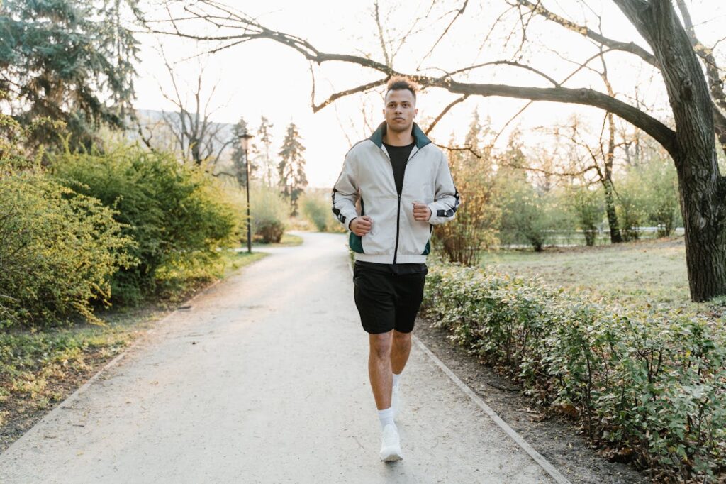 Uomo che fa cardio all’aperto per migliorare la salute cardiovascolare e favorire la perdita di peso.