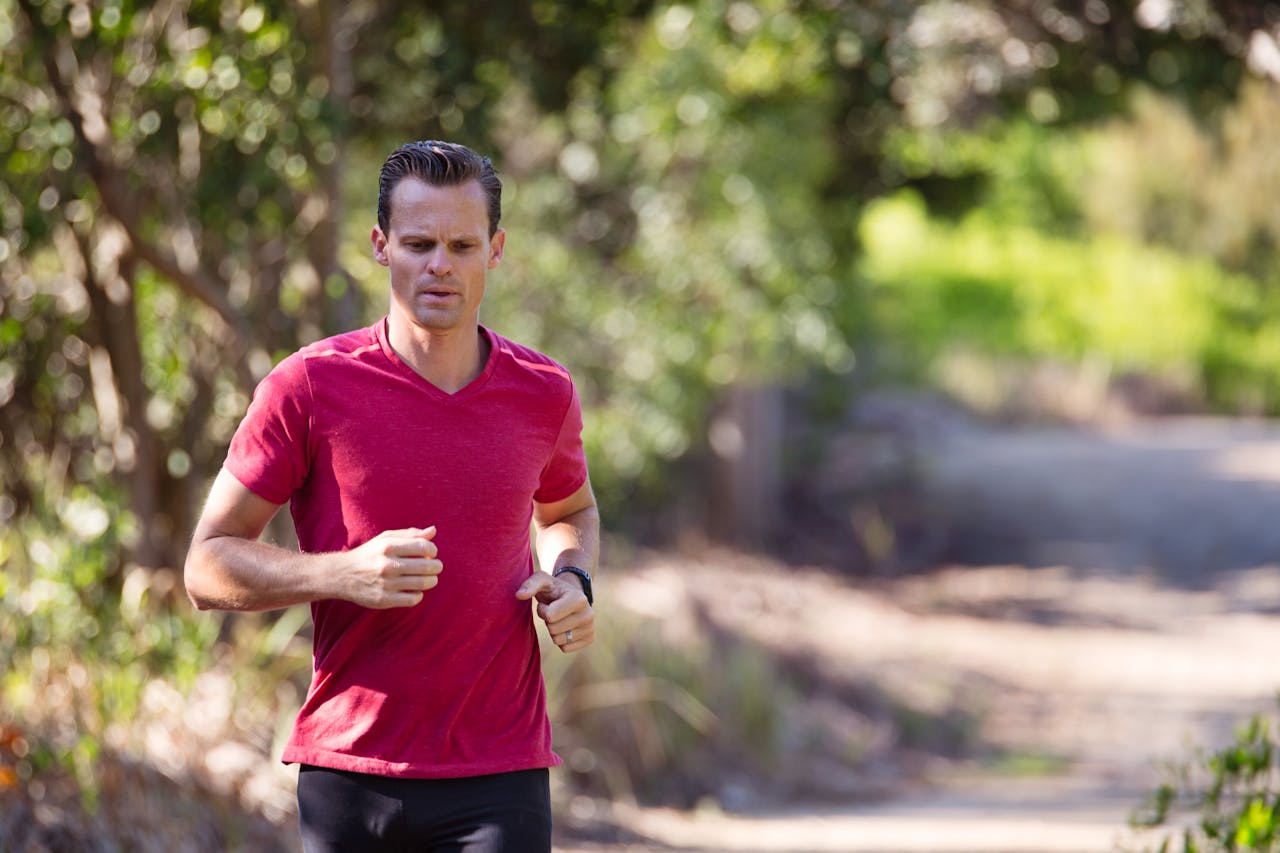 uomo che fa jogging per benessere fisico e mentale