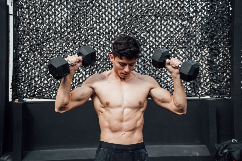 Uomo adulto che si allena con i pesi per contrastare la perdita muscolare dopo i 40 anni e mantenere forza e vitalità.