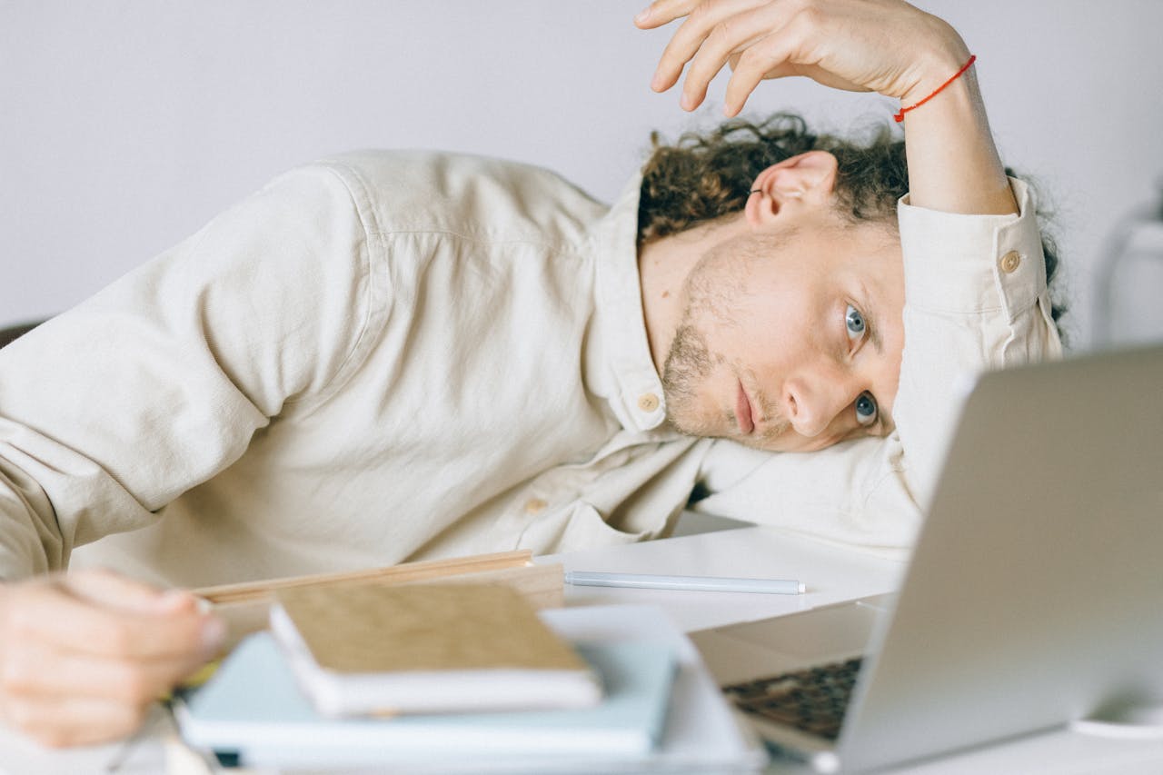 uomo stressato al lavoro