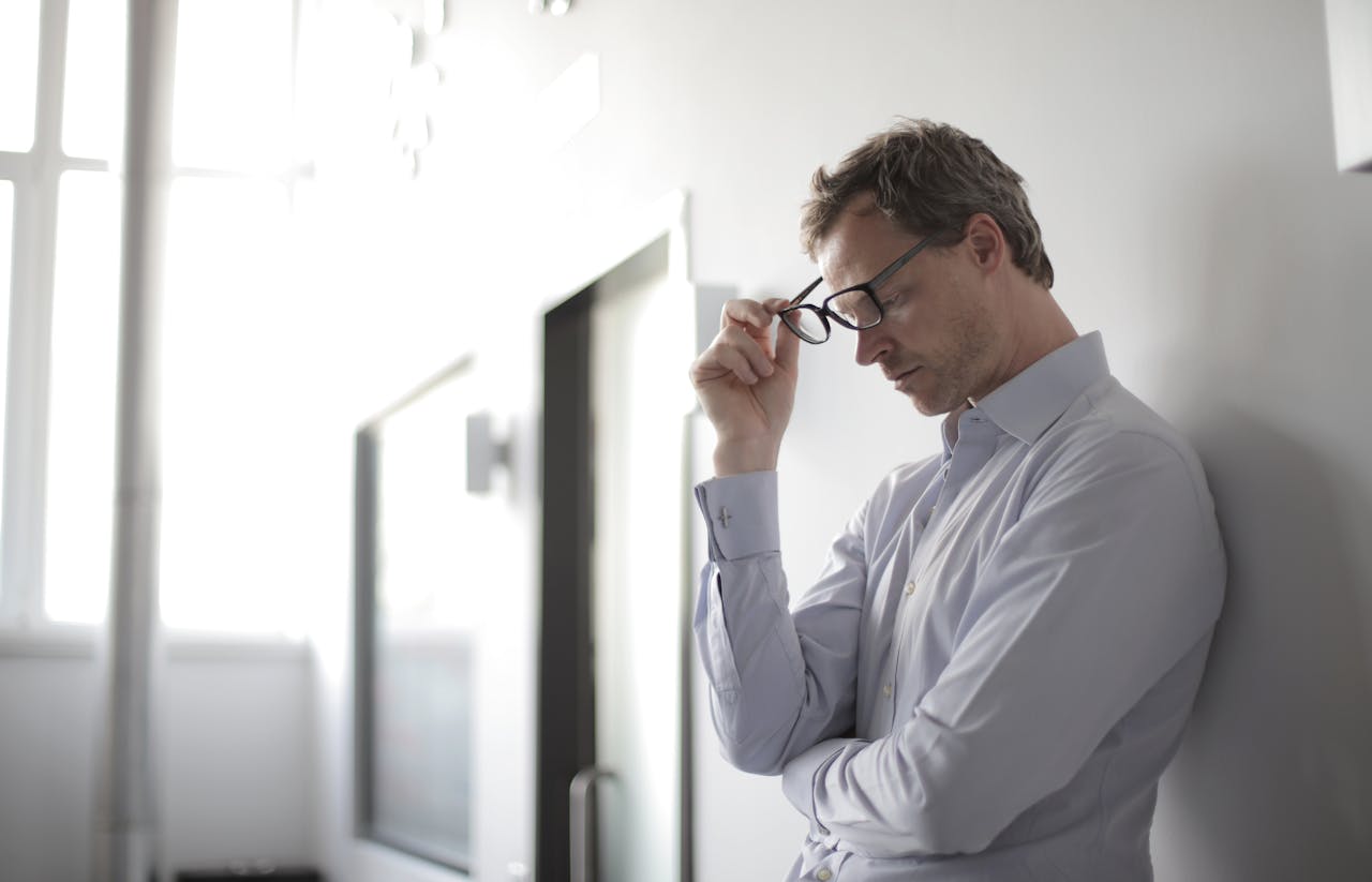 uomo che pensa allo stress da lavoro
