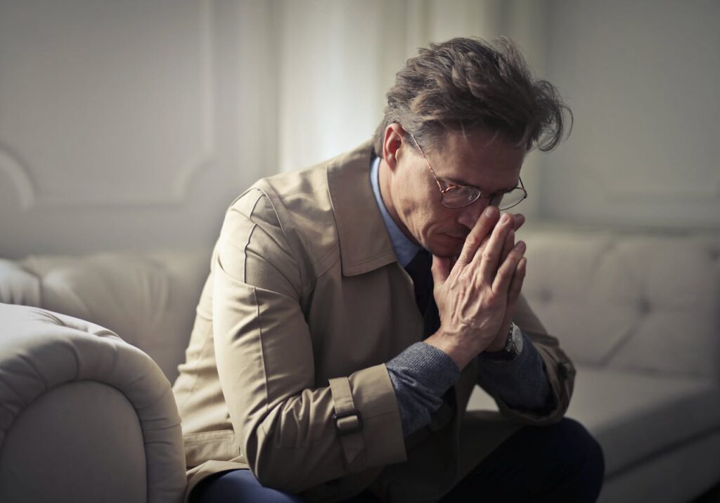 Uomo maturo pensieroso, simbolo di problemi di erezione e stress psicologico.