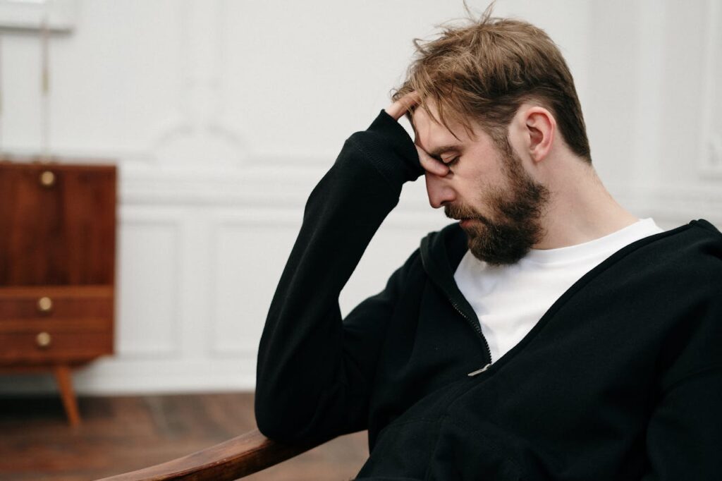 Uomo giovane stressato per problemi di erezione.