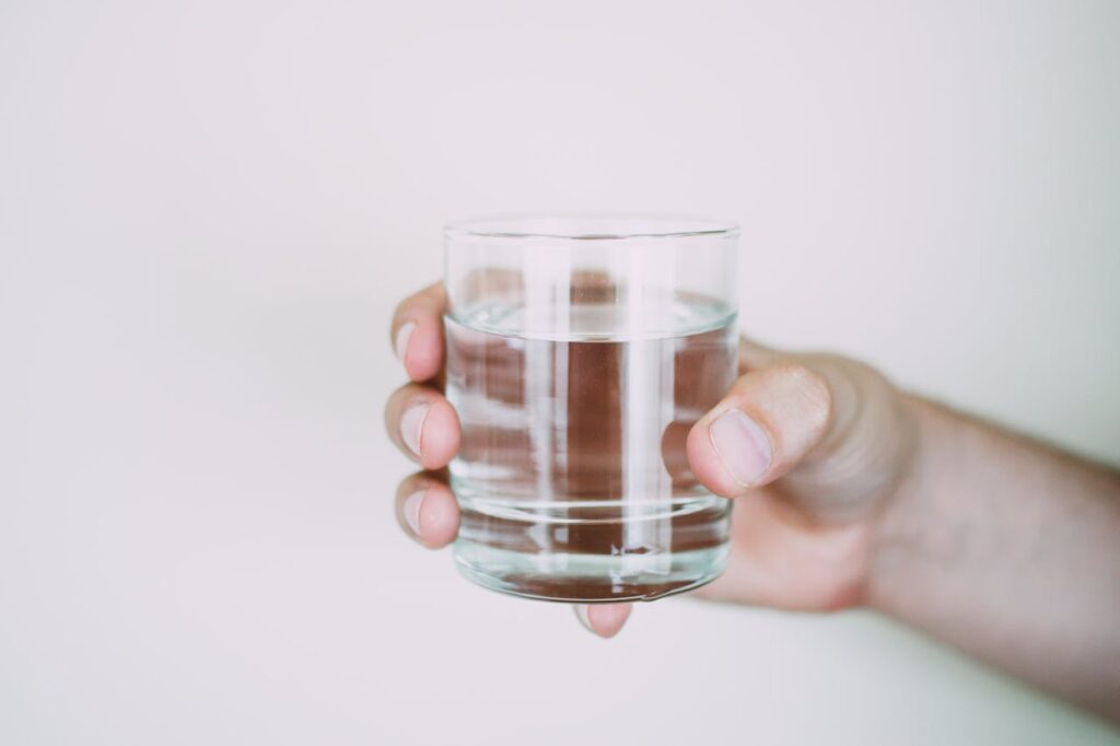 uomo prende acqua