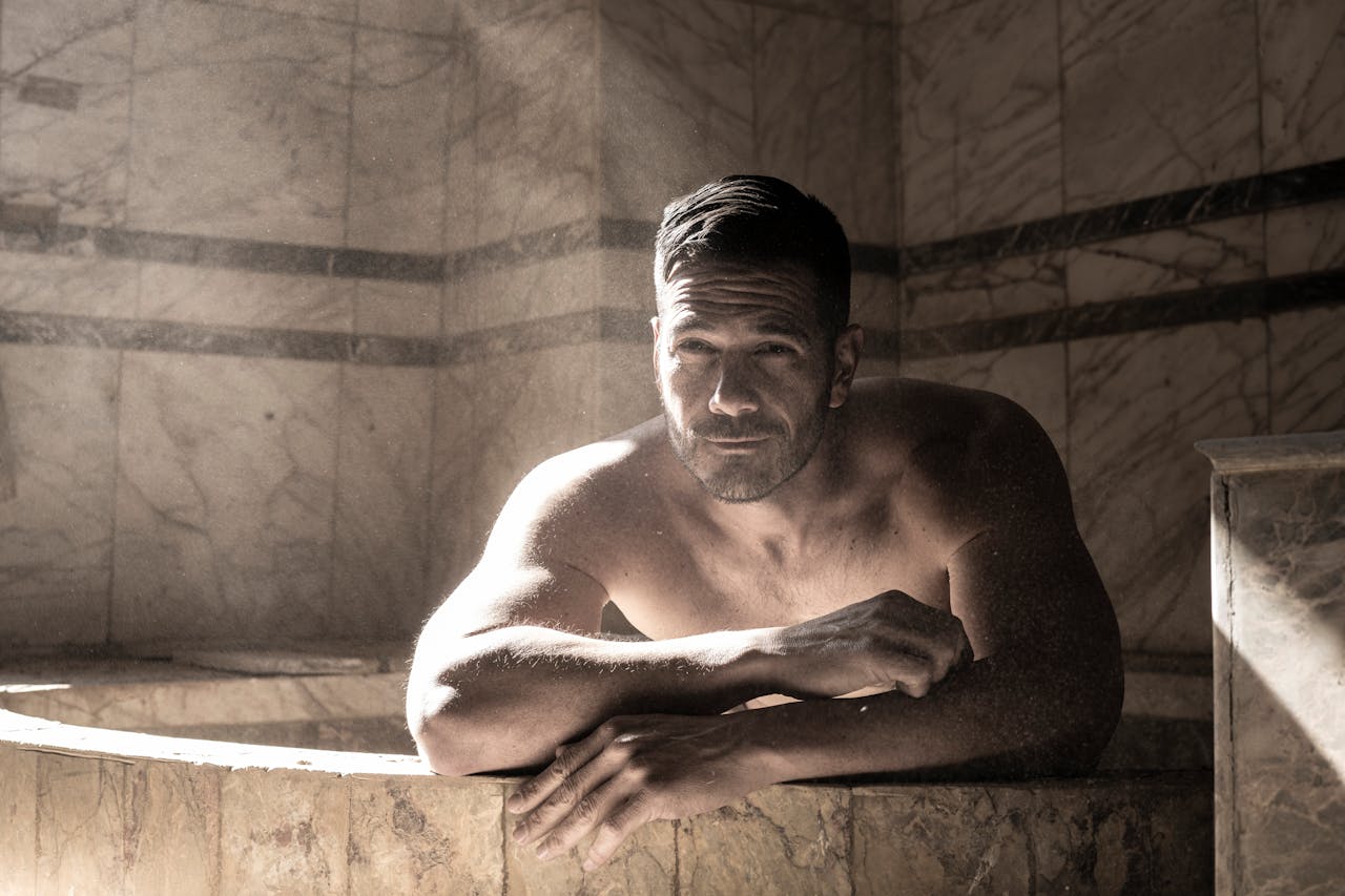 Uomo adulto rilassato nella sauna, simbolo di vitalità maschile e benessere ormonale