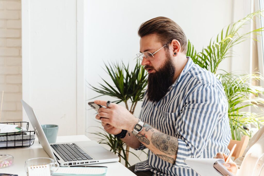 Esempio di barba lunga e piena in stile Bandholz su uomo con look moderno e mascolino