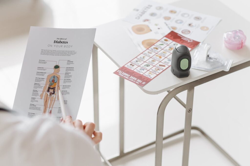 Documento medico con illustrazione del corpo umano, usato per spiegare gli effetti ormonali e le implicazioni della prolattina alta nell’uomo.