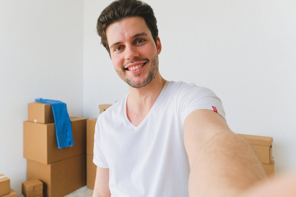 Uomo calvo con barba folta e ben curata, look equilibrato e deciso
