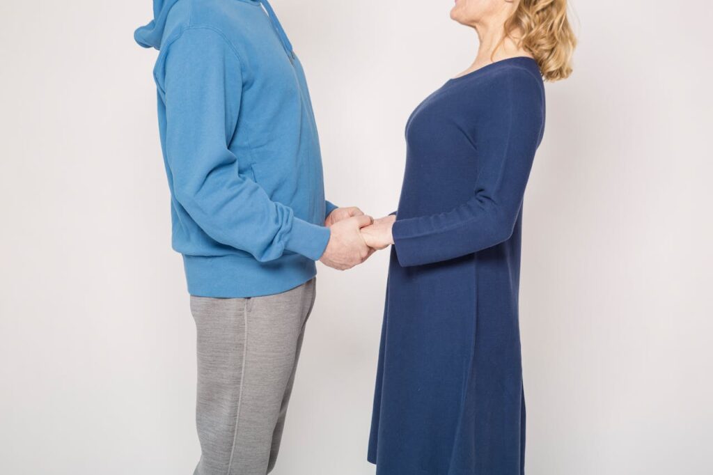 Coppia romantica mano nella mano