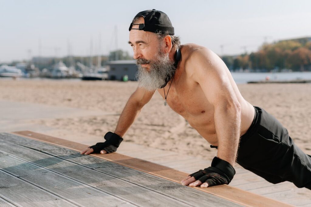 Uomo maturo che si rilassa all'aperto, simbolo di come ridurre lo stress favorisca l'attivazione naturale del metabolismo.