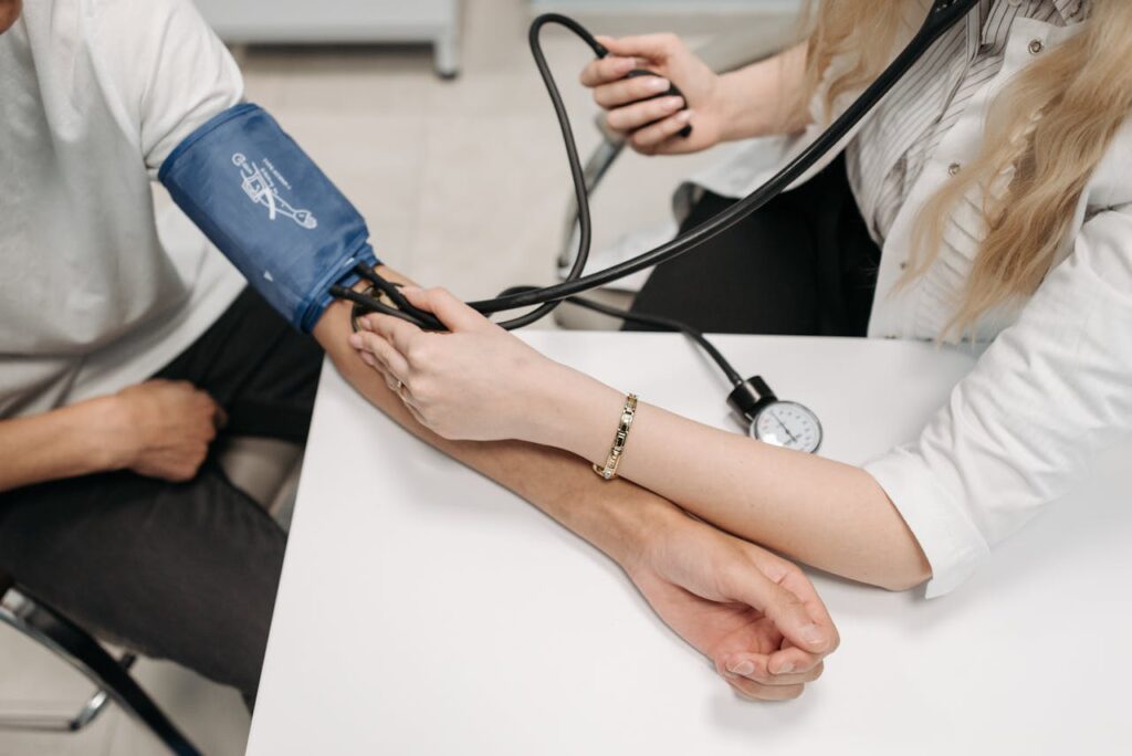 Mano di un uomo di mezza età con bracciale per misurare la pressione