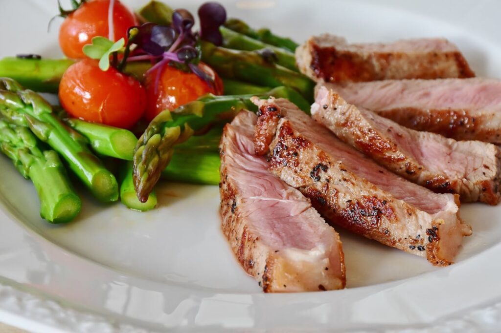 Piatto equilibrato con carne magra e verdure fresche, ideale per attivare il metabolismo dopo i 40 anni