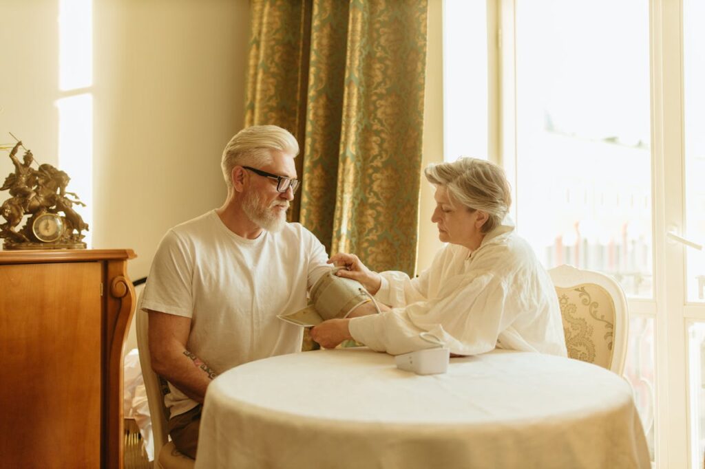 Persona durante la misurazione della pressione arteriosa,