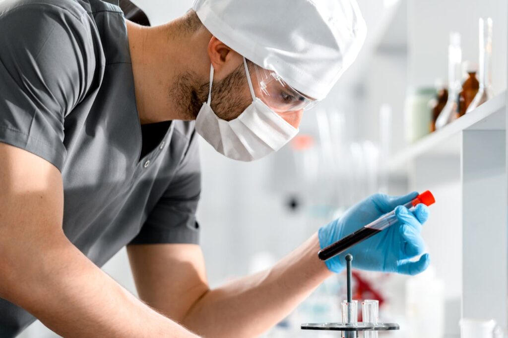 Esami ormonali uomo dopo i 50 anni per monitorare testosterone e benessere generale