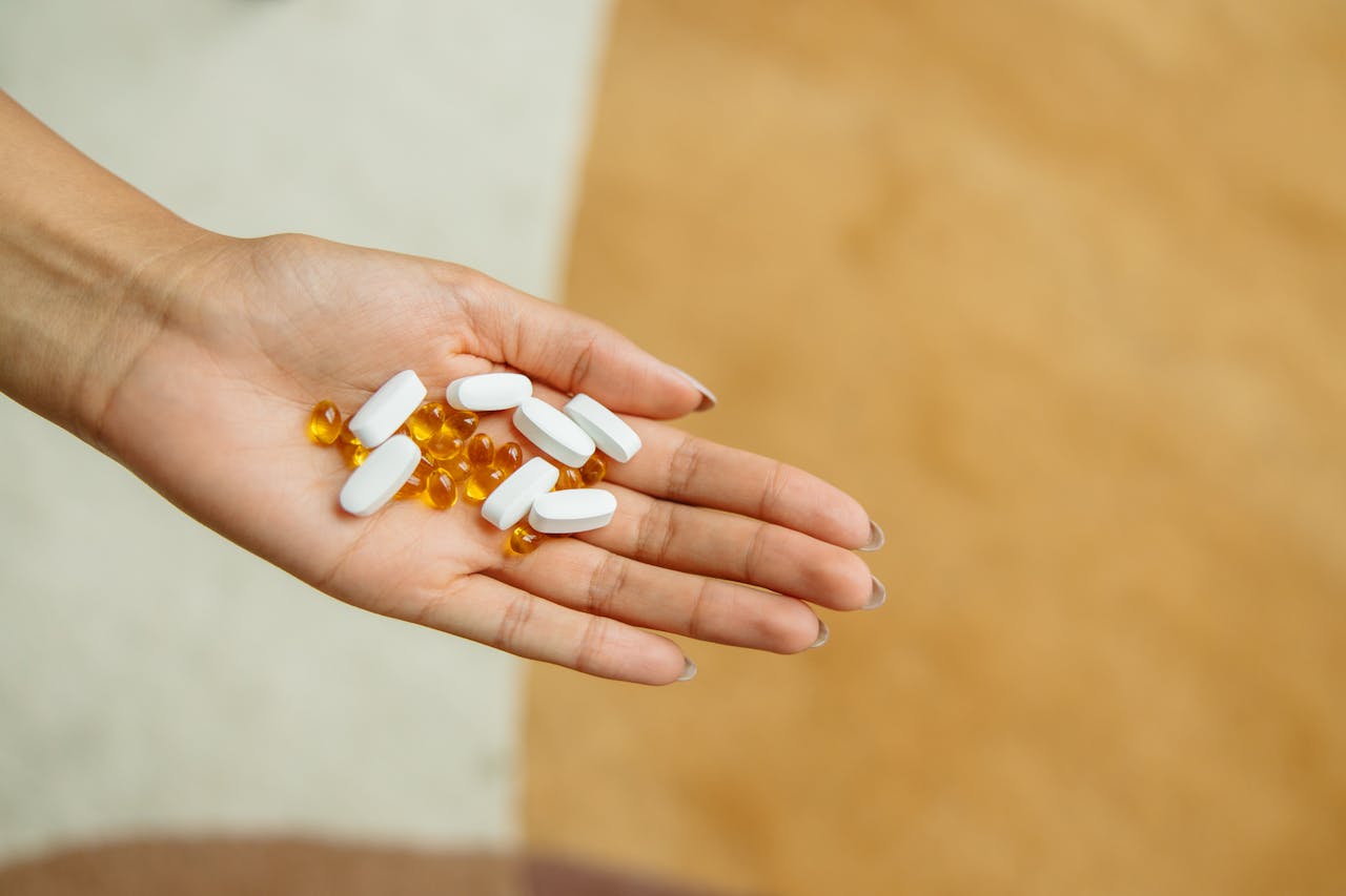 persona che tiene in mano capsule di omega 3 integratori per la salute
