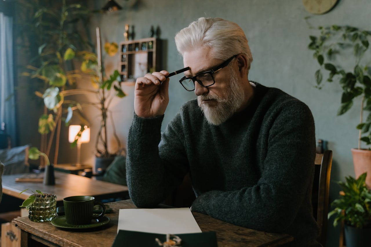 Uomo over 50 seduto alla scrivania che adotta uno stile di vita equilibrato dopo stent coronarico