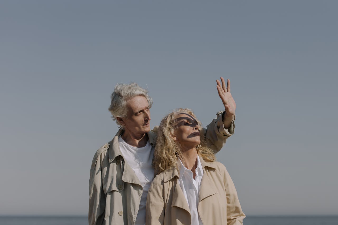 Uomo e donna maturi che comunicano con naturalezza, rappresentazione della seduzione matura e della connessione emotiva