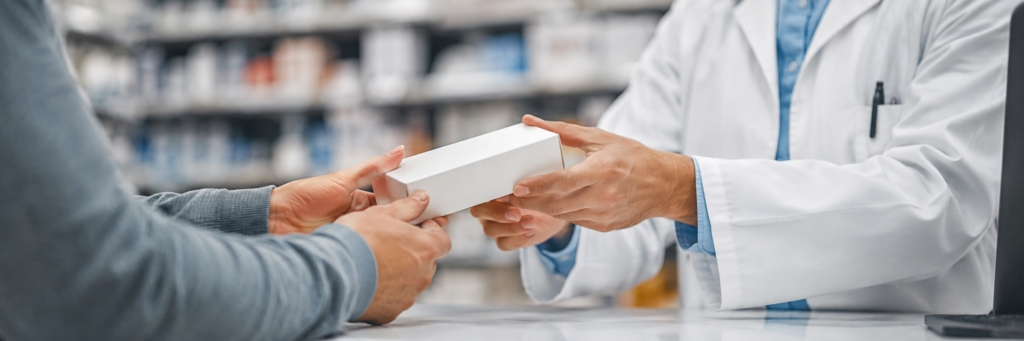Farmacista consegna farmaco a base di finasteride